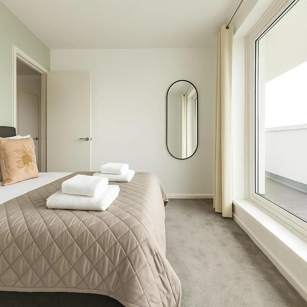 Canary Wharf Apartment With Balcony And Stunning Views London