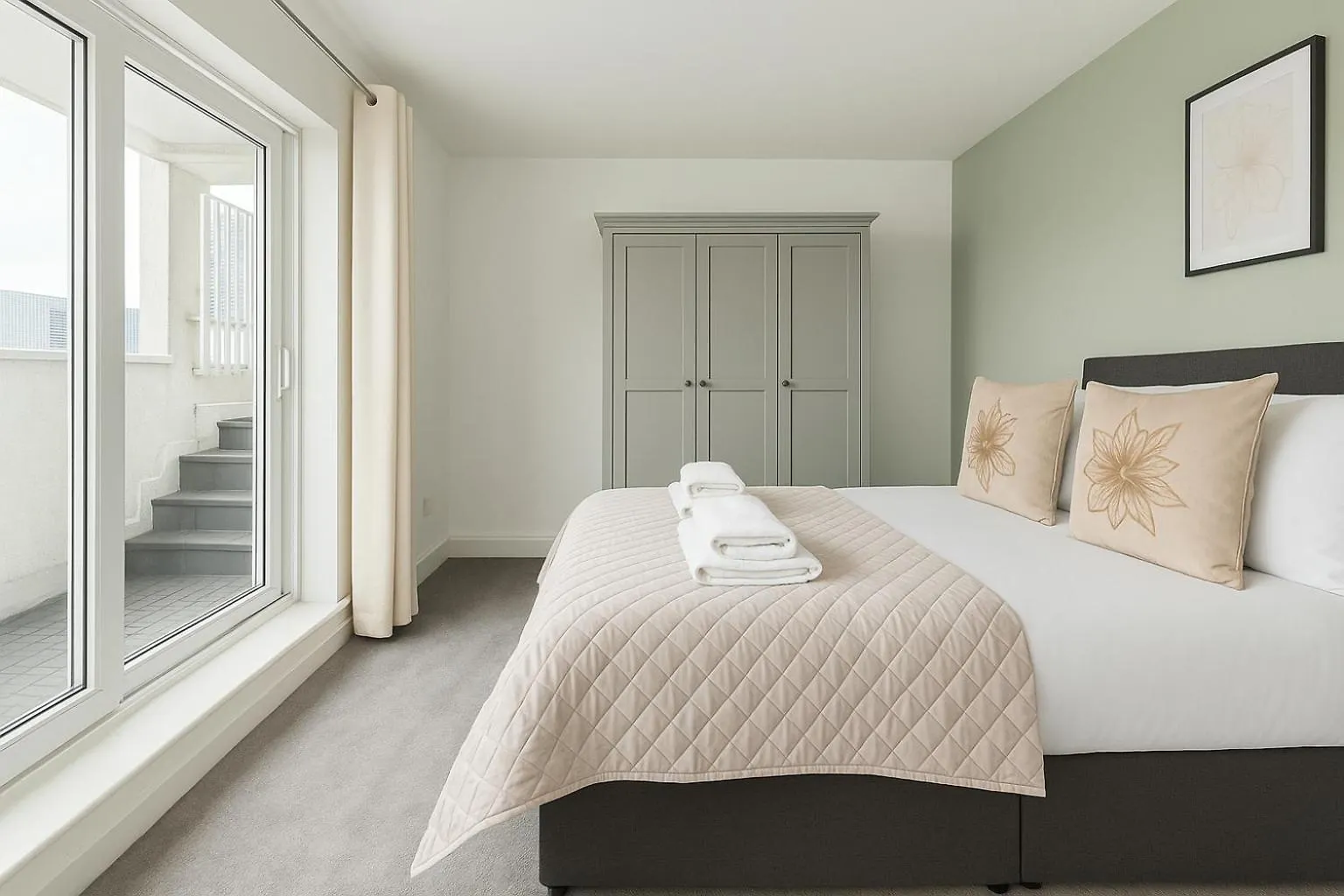 Canary Wharf Apartment With Balcony And Stunning Views London